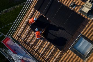 Avec Solstis, BKW Building Solutions renforce sa présence en Suisse alémanique et devient ainsi fournisseur de solutions photovoltaïques dans toute la Suisse (archives). KEYSTONE/JEAN-CHRISTOPHE BOTT